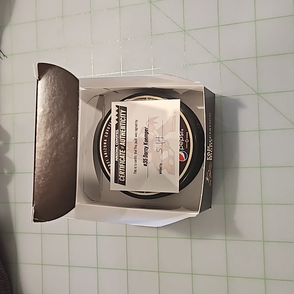 Coyotes hockey puck, certified and signed by Darcy Kuemper - Picture 5 of 6